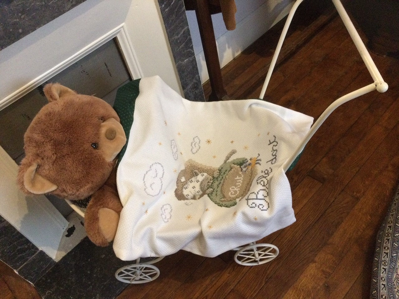 Fiche broderie "bébé dort"